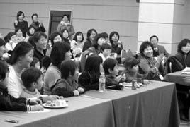 다함께 모여서 과학 마술을 즐기는 모습