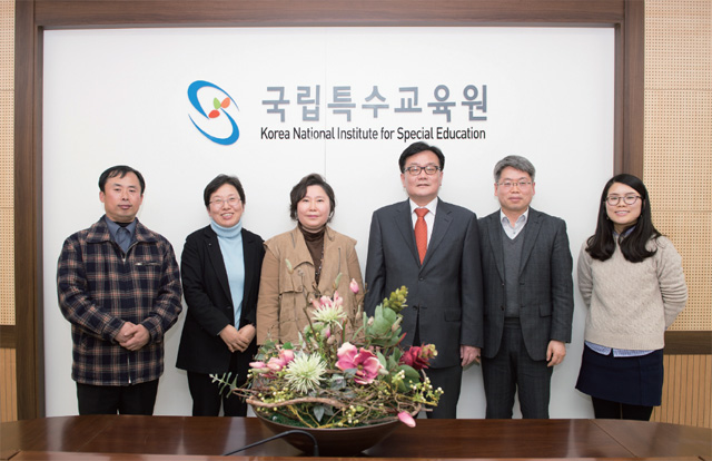 좌담회 참석자 대회의실 단체 사진
