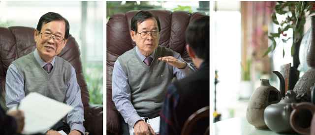 소파에 앉아 웃는 김영환 전 원장 모습과 거실의 도자기들