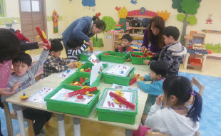 누리보듬 장애영유아교육중인 학생들의 모습