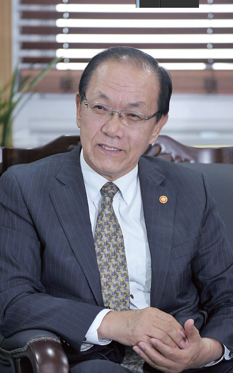 현장특수교육 독자들에게 인사말씀을 하고 있는 황우여 부총리 겸 교육부장관