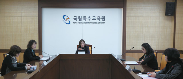 왼쪽부터 백진희 서울교육대학부설초등학교 교사, 김윤옥 공주교육대학교 교수, 노선옥 국립특수교육원 교육과정 교과서팀 과장, 서선진 건양대학교 교수, 박미경 은평중학교  교사
