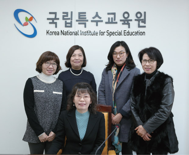 좌담회 토론자 단체사진