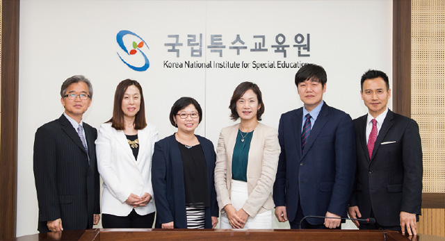 좌담회 토론자 단체사진