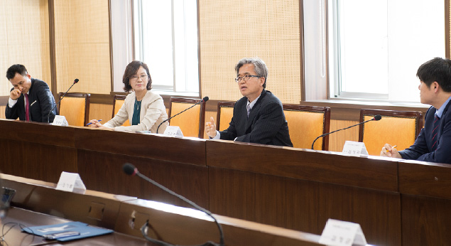 왼쪽부터 윤용구 부장, 정명옥 장학사, 김진호 교수, 김대규 부장