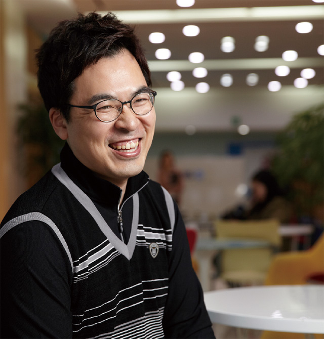 장 웅 아나운서와 인터뷰하는 모습
