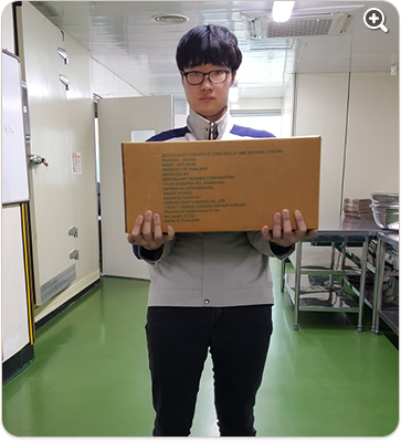 사람이 화물을 두손으로 들고 있다.