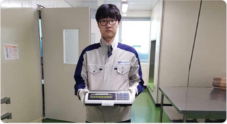 한 사람이 화물을 두손으로 들고 운반.