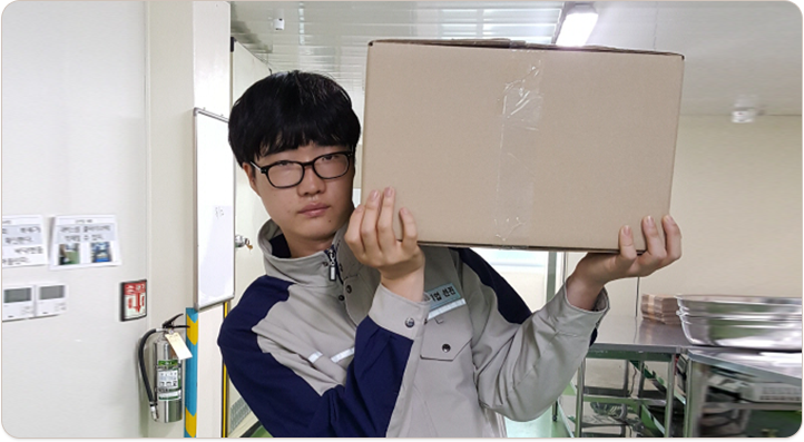 사람이 화물을 어깨에 매고 있다.