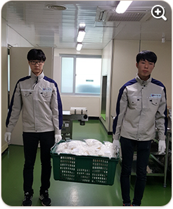 물건을 허리만 굽혀 드는 잘못된 자세