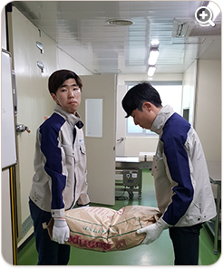 물건을 될 수 있는데로 가까이에 무릎을 꿇고 쪼그려 앉아 잡는 바른 자세