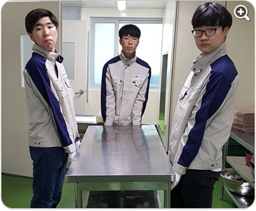 물건을 허리만 굽혀 드는 잘못된 자세