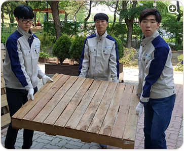 물건을 될 수 있는데로 가까이에 무릎을 꿇고 쪼그려 앉아 잡는 바른 자세