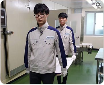 물건을 허리만 굽혀 드는 잘못된 자세