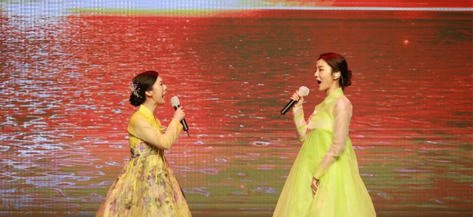 2020년 올해의 장애인상 축하무대에서 이지원양이 국악인 송소희씨와 함께 공연하는 모습