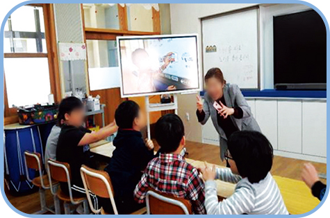 영상보며 평가하기 수업 장면