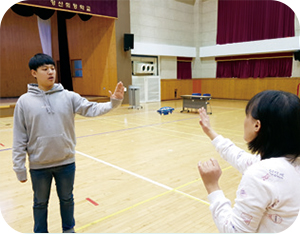 반환점 돌아오기 활동 모습(손으로 조종)