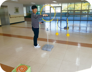 장애물 경주하기 활동 사진(손으로 시연)
