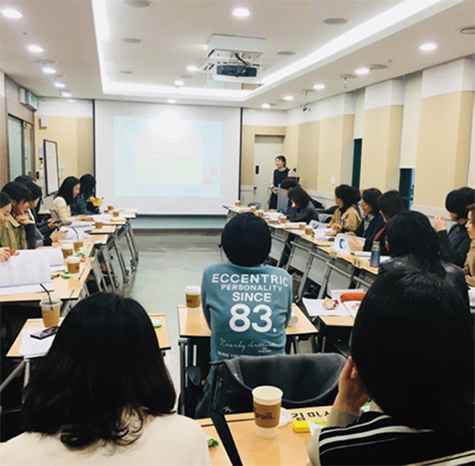 서경인 연수, 연구 결과물 발표 및 토론이 진행되는 정기 모임 사진
