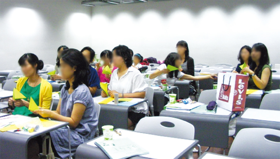 서로 다른 아이들이 함께 만드는 우정 프로그래멩 대한 교사 연수 장면