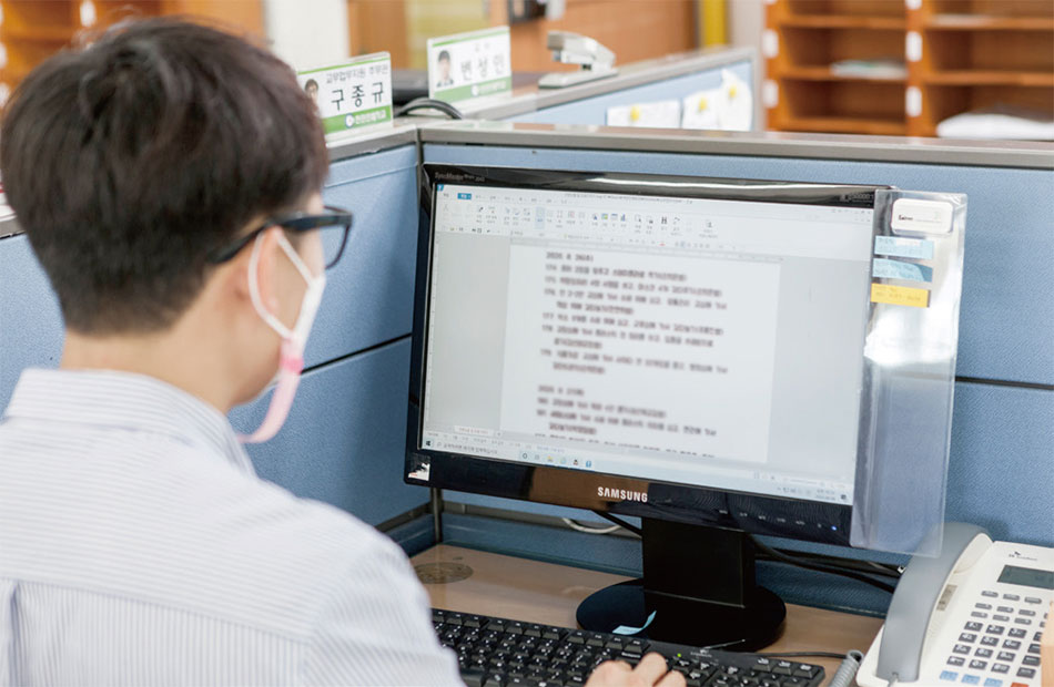 워드작업을 하고 있는 구종규씨의 모습