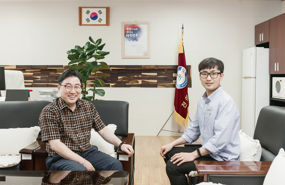 종규씨와 김선태 교감선생님의 모습