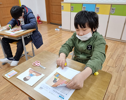 학교에서 지켜야 할 규칙 공부하는 학생 사진