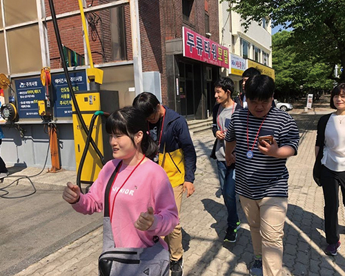 길을 찾고 있는 학생들
