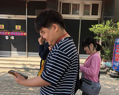 길을 찾고 있는 학생들
