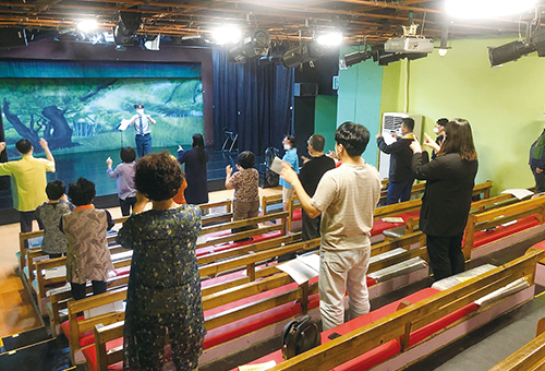 공연 관람하는 학생 사진