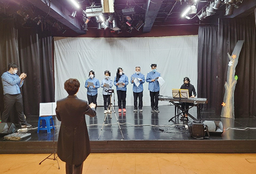 공연 준비하는 학생 사진