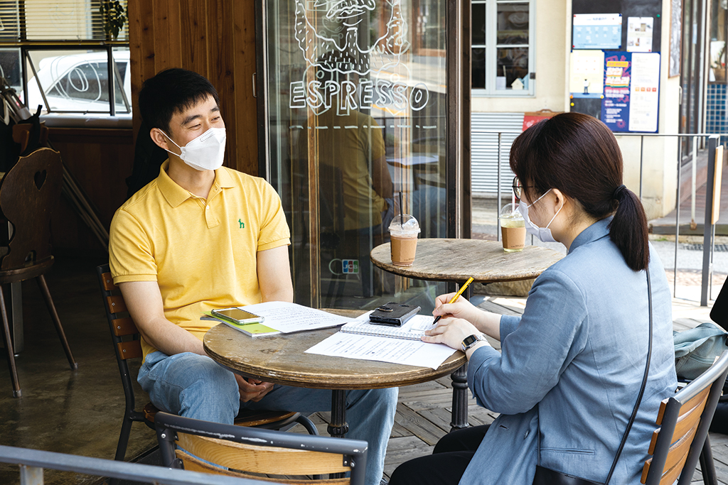 인터뷰 사진