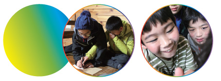 학생과 선생님이 같이 글씨를 쓰는 모습과 학생 둘이 웃고 있는 모습