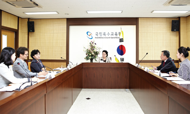 좌담회 토론 모습