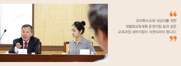 좌담회 토론 모습