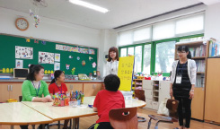 학부모가 특수교육대상학생에게 교실에서 동화를 들려주는 모습