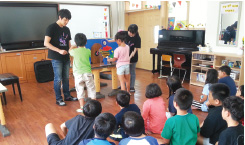 동화를 이용하여 장애인권교육을 실시하는 모습