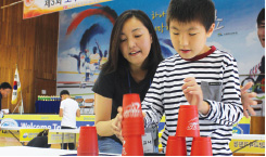 장애학생이 스포츠 스태킹을 하는 모습
