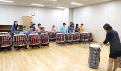 난타를 하고 있는 특수교육대상 학생들 모습