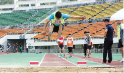 경남 장애학생 체육대회에서 멀리뛰기를 하고 있는 남학생 모습