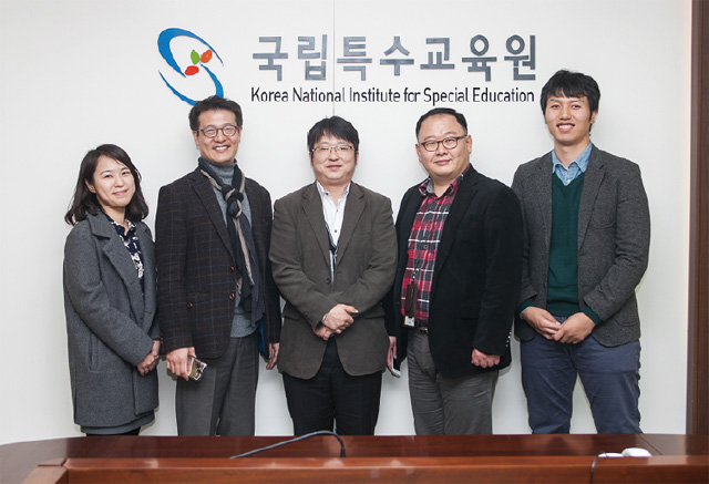 좌담회 토론자 단체사진