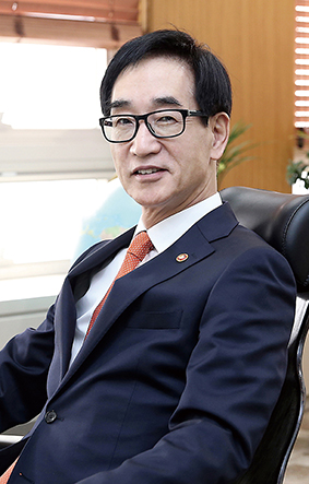 현장특수교육 독자들에게 인사말씀을 하고 있는 이준식 부총리 겸 교육부장관
