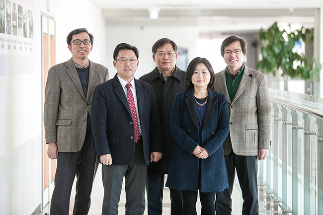 좌담회 토론자 단체사진