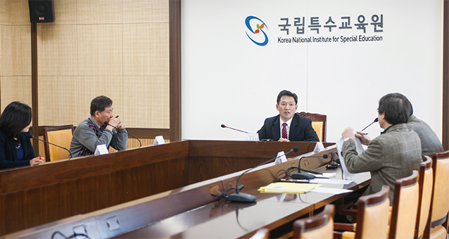 좌담회 토론 모습