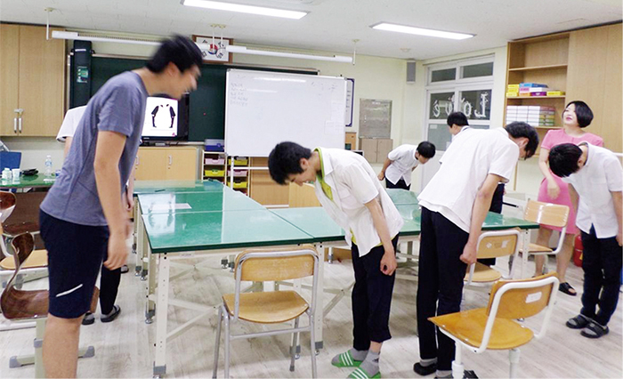 어르신 식사보조를 하고 있는 문병훈군
