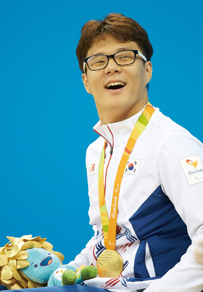 조기성 선수가 시상대에서 금메달을 매고 환하게 웃고 있는 모습