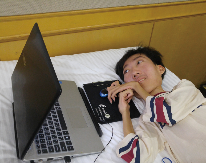 박경택 학생이 누워서 노트북을 하는 모습