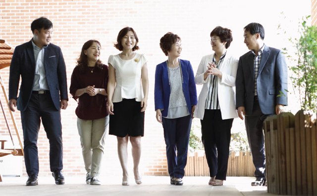 톡톡톡에 참여한 진행자 및 토론자가 외부 휴게공간에서 찍은 단체사진, 좌측부터 정현재 선생님, 송미화 선생님, 금미숙 교육연구관님, 이인순 교장선생님, 양희주 장학사님, 박희찬 교수님