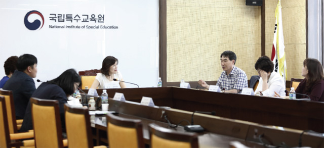 톡톡톡 좌담회 하는 사진