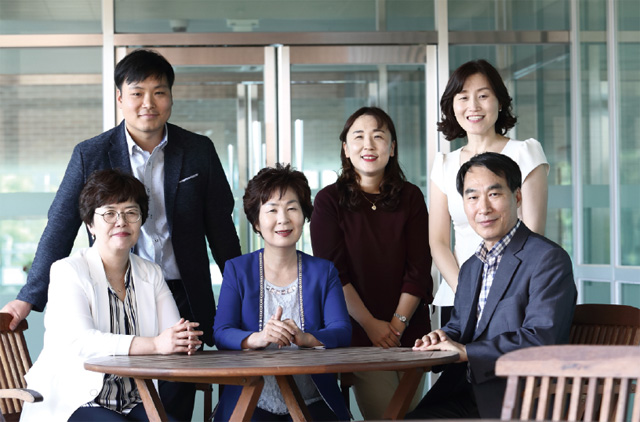 톡톡톡에 참여한 진행자 및 토론자가 외부 휴게공간에서 찍은 단체사진, 앞줄 왼쪽부터 양희주 장학사님, 이인순 교장선생님, 박희찬 교수님, 뒷줄 왼쪽부터 정현재 선생님, 송미화 선생님, 금미숙 교육연구관님